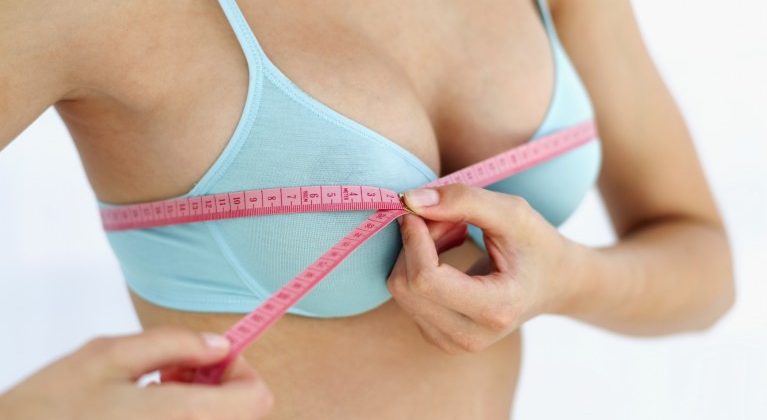 Tout ce qui pousse les femmes à se faire refaire les seins Tout ce qui pousse les femmes à se faire refaire les seins